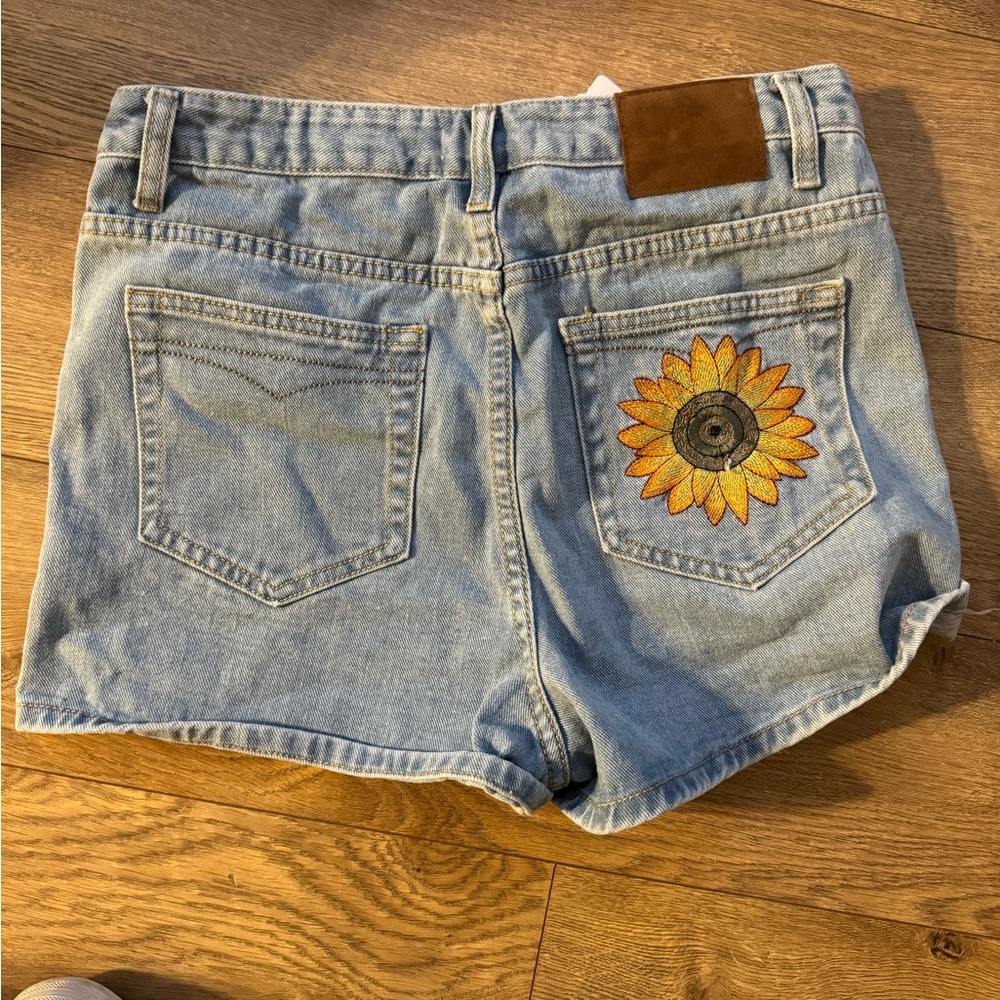 Sunflower embroidered Jean shorts size 2-4 NEVER WORN
